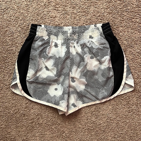 Athletic shorts, cream colored - Picture 1 of 1